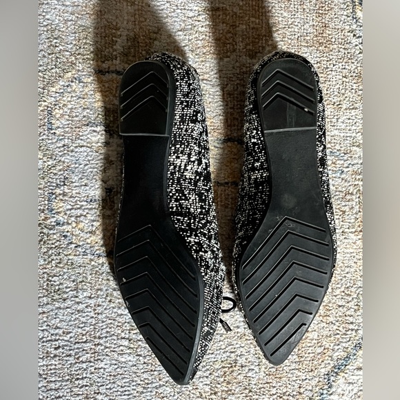 Me Too Alisa Pointed Textured Black & White Flat Size 6.5 - Picture 4 of 9